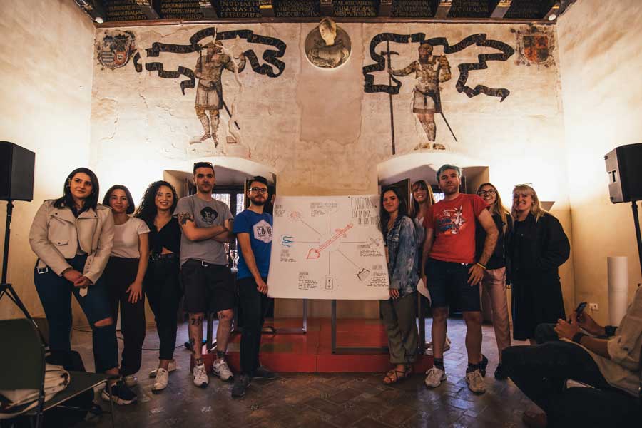 Alumnos de diseño exponiendo su propuesta